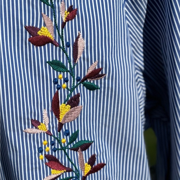 ✨Host pick ✨Ladies Blue & White Stripe Floral Embroidered Bell Sleeve To… - Picture 6 of 16